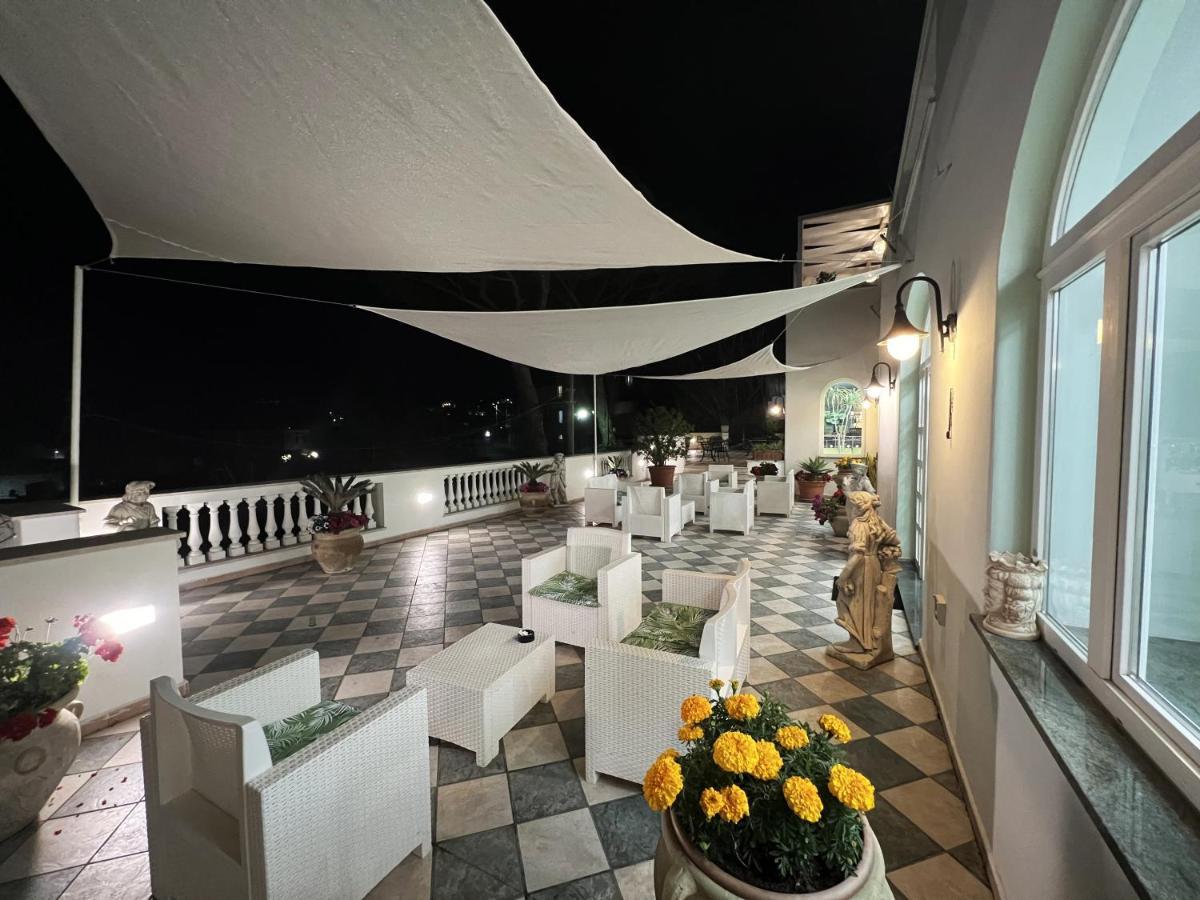 ホテル ラ ジネストラ Forio di Ischia エクステリア 写真