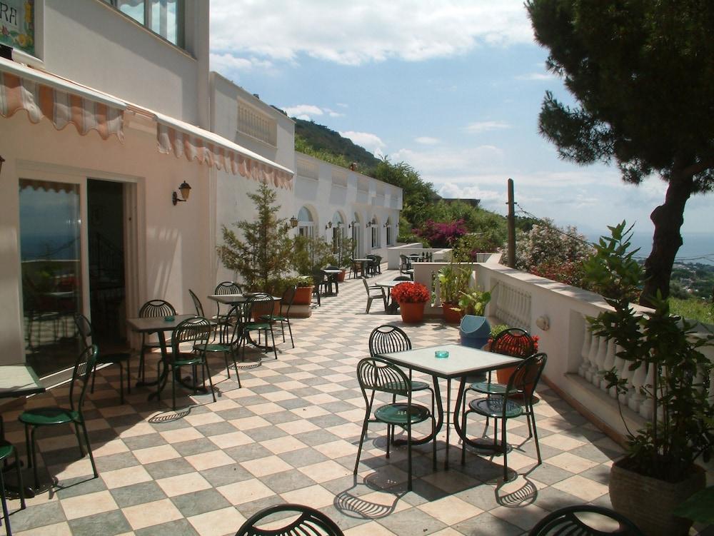 ホテル ラ ジネストラ Forio di Ischia エクステリア 写真