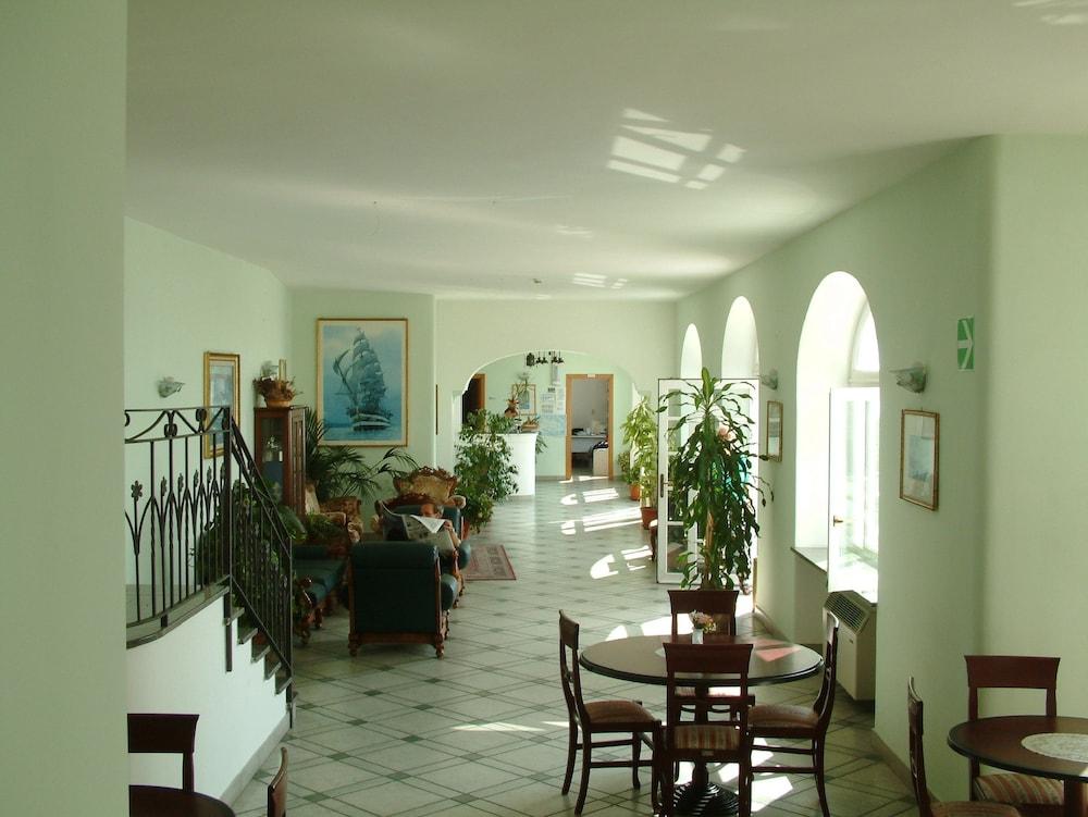 ホテル ラ ジネストラ Forio di Ischia エクステリア 写真