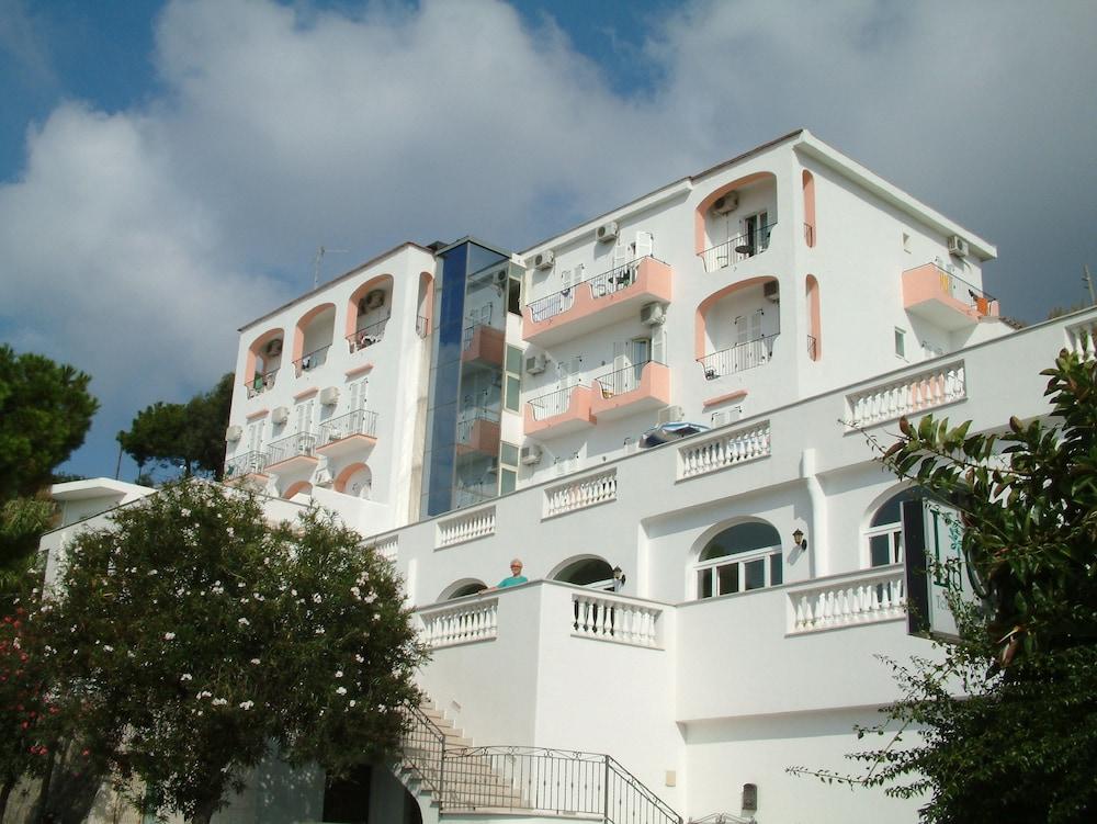 ホテル ラ ジネストラ Forio di Ischia エクステリア 写真