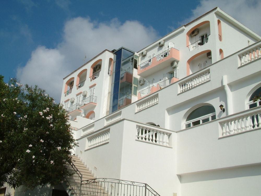 ホテル ラ ジネストラ Forio di Ischia エクステリア 写真