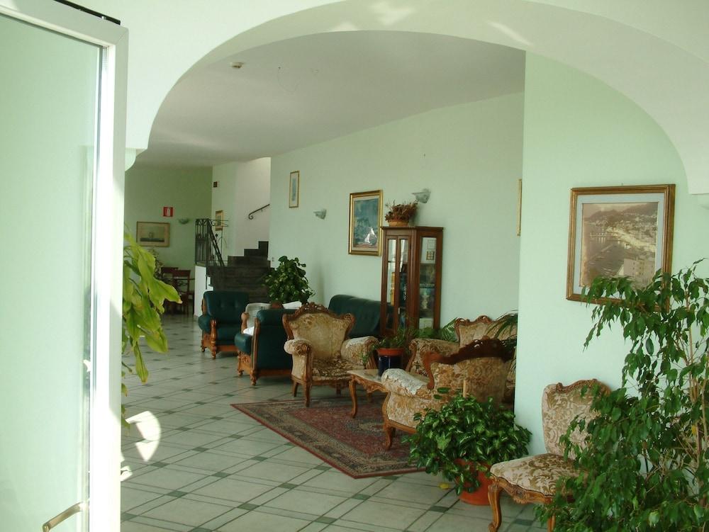 ホテル ラ ジネストラ Forio di Ischia エクステリア 写真